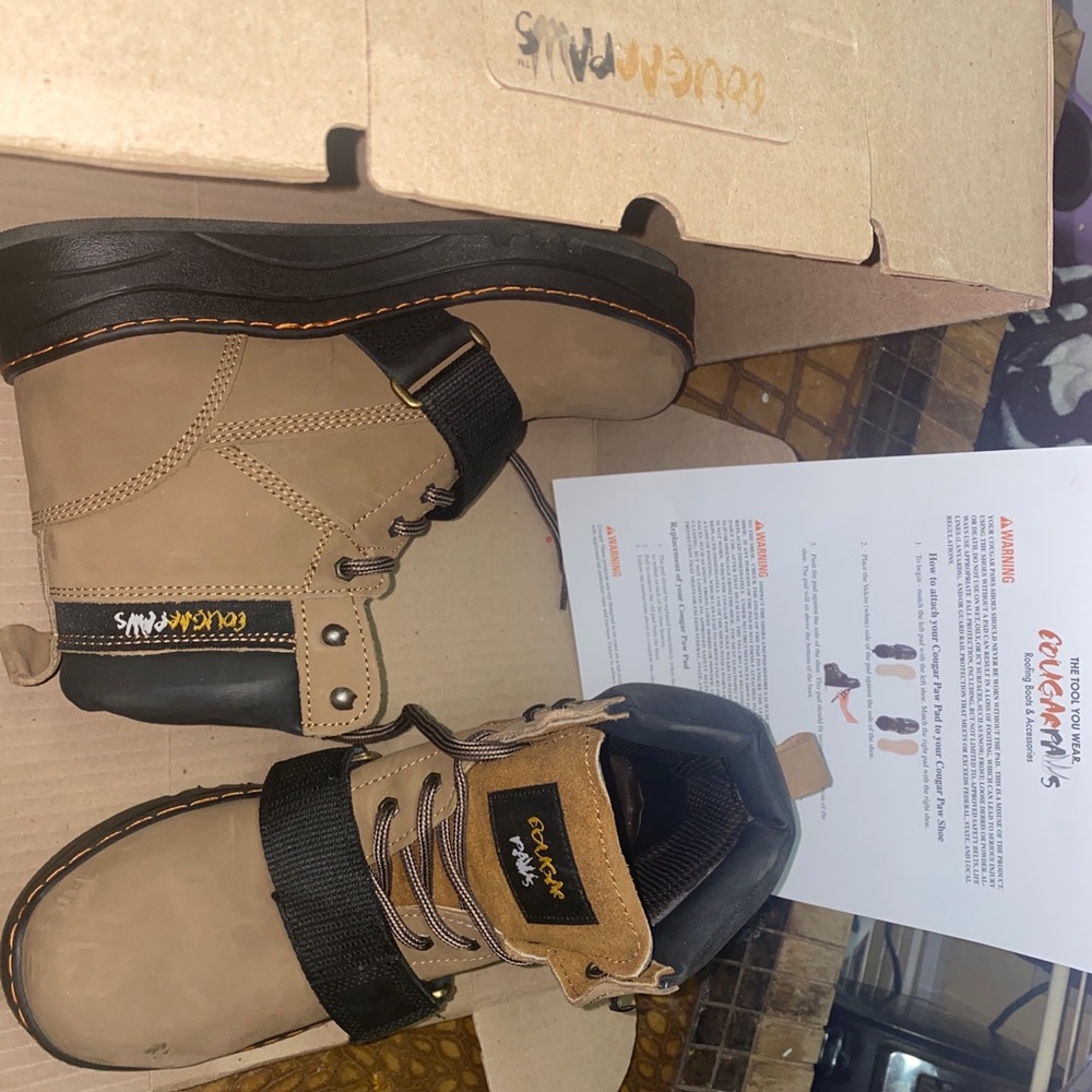 Size 11 Mens cougar paws NWT still in box and paper in box for them